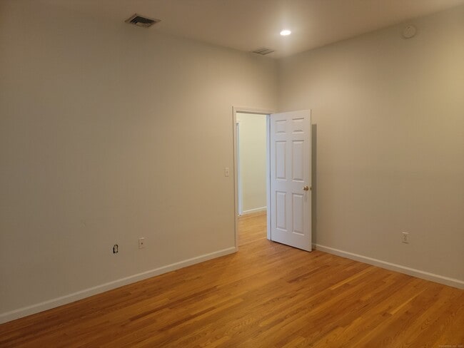 Building Photo - 1094 Main St