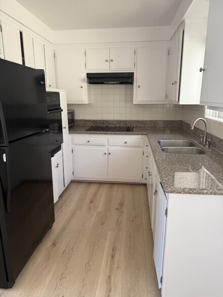 Building Photo - 559 Hyde Park Pl