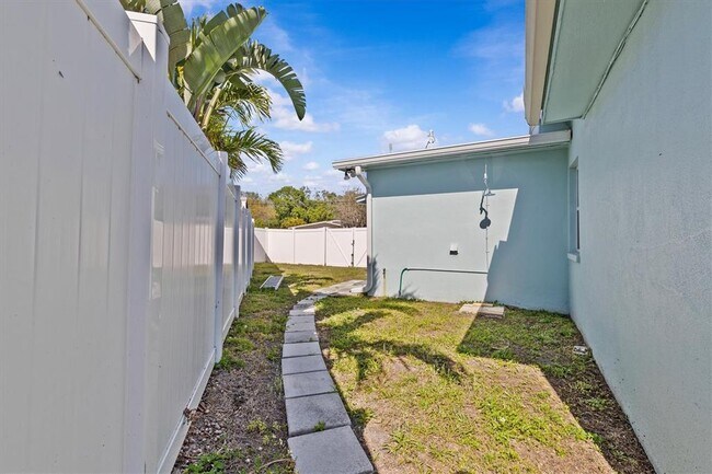 Building Photo - 310 Westwinds Dr E