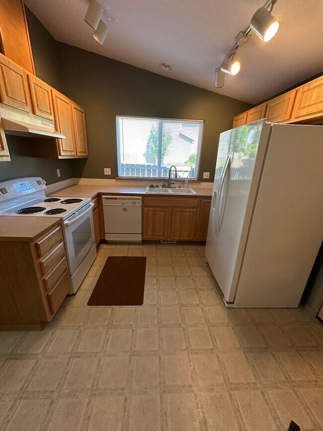 Building Photo - 3 BedRoom , 2 Bathroom , 2 Car Garage , AC