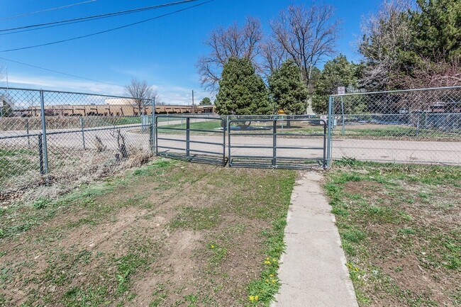 Building Photo - 2327 W 6th St