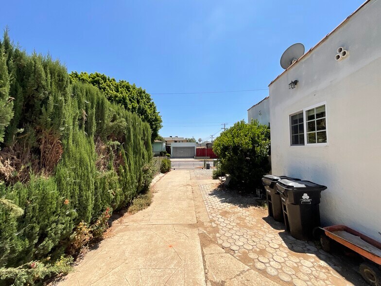 Gated entry to driveway with unimpeded access - 3015 Warwick Ave
