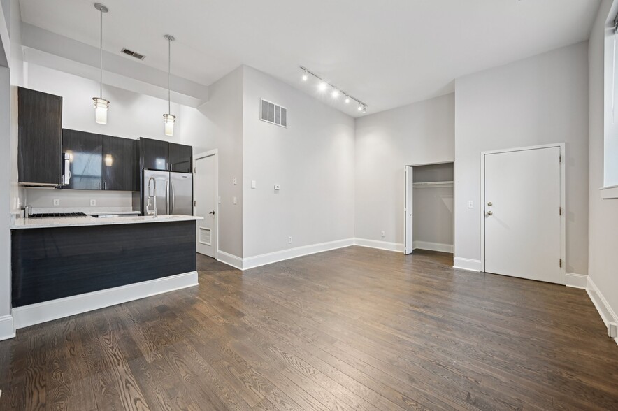 Building Photo - 641 N High St