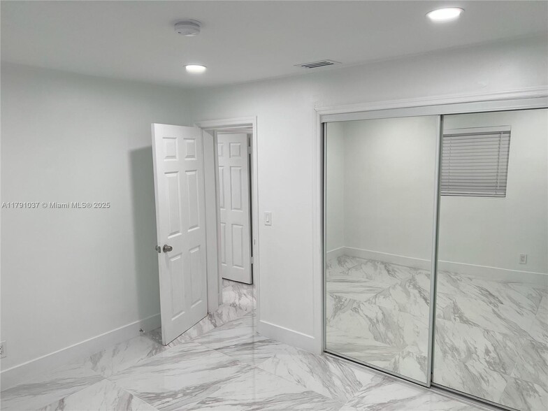 Building Photo - 4337 SW 49th St