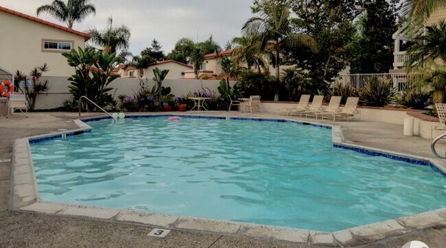 Building Photo - Rare 3 bed 2 bath Townhome available now.