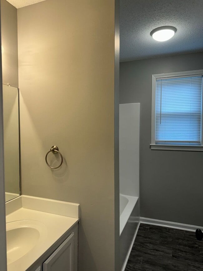 Building Photo - Minutes from Post, shopping, and local parks. 3 bed/2 bth, 1200 sq.ft, fenced backyard!