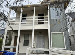 Building Photo - Duplex upper unit in Central District