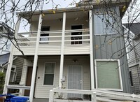 Building Photo - Duplex upper unit in Central District