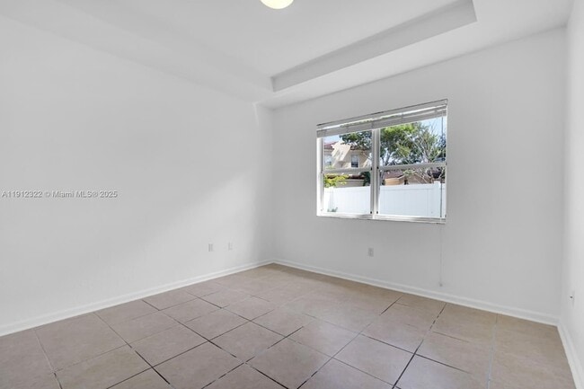 Building Photo - 1095 NE 39th Ave