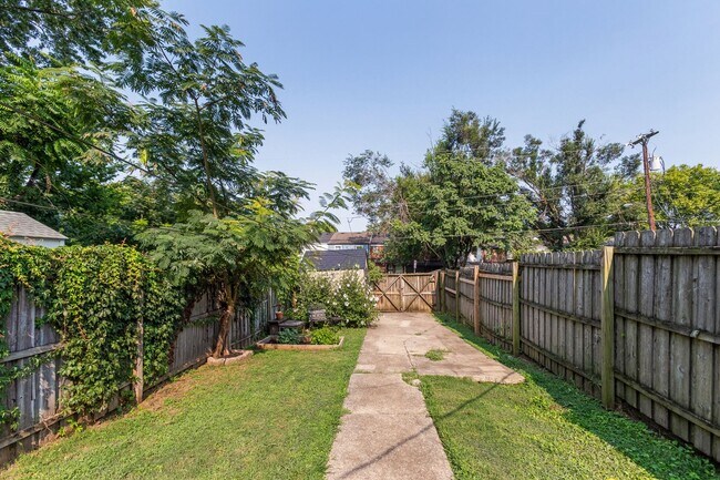 Building Photo - Bright East Nashville Townhome!