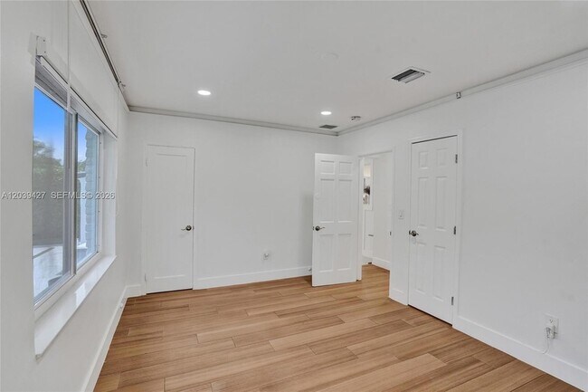 Building Photo - 213 NE 43rd St