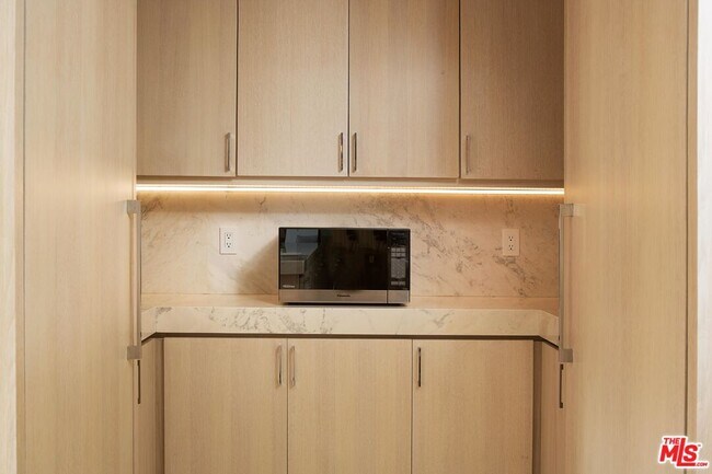 Building Photo - 508 N Sweetzer Ave