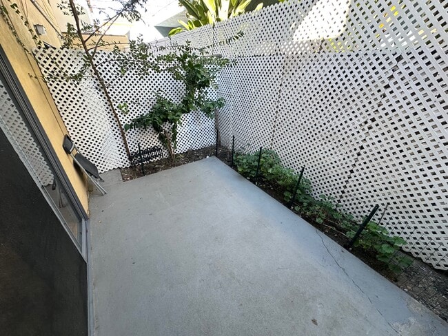 Building Photo - 727 E Tujunga Ave