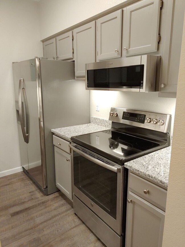 Building Photo - Cozy 2BED/2BATH Condo AVAILABLE April 4!