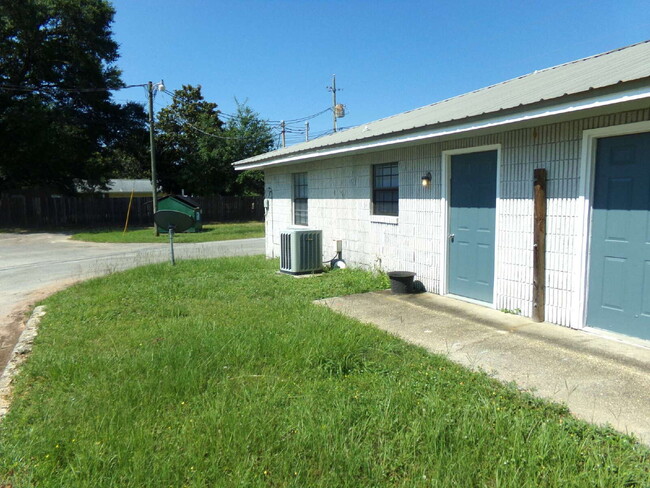 Building Photo - 2BR/1BA Apartment in Prime Pace Location –...