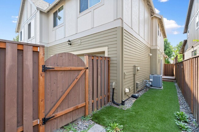 Building Photo - Stunning 3-Bedroom, 2.5-Bath Home in the C...