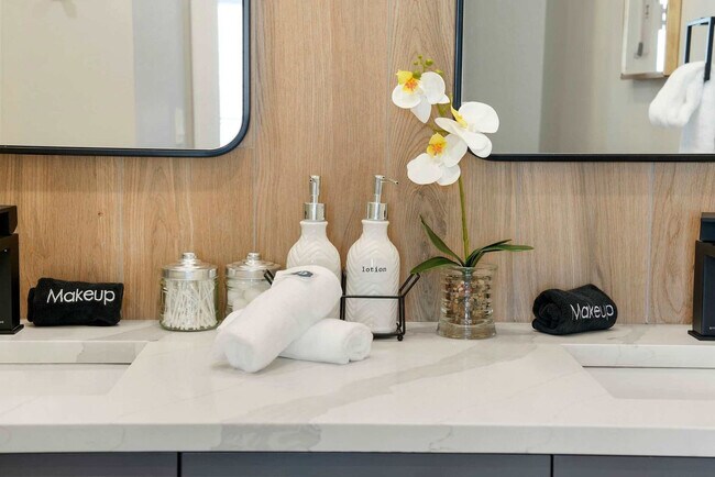 Building Photo - 2344 W Polk St