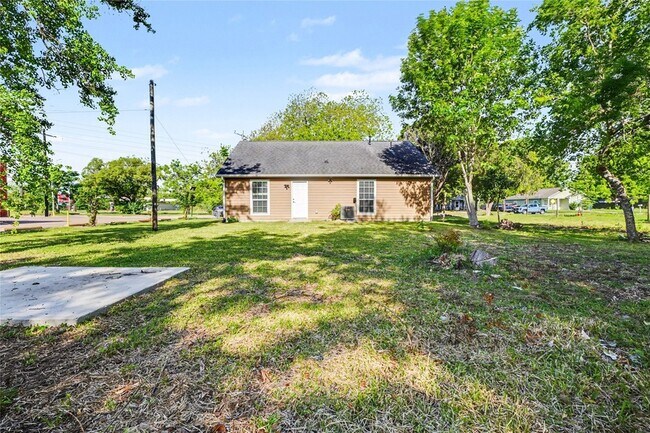 Building Photo - 326 S Bell Dr
