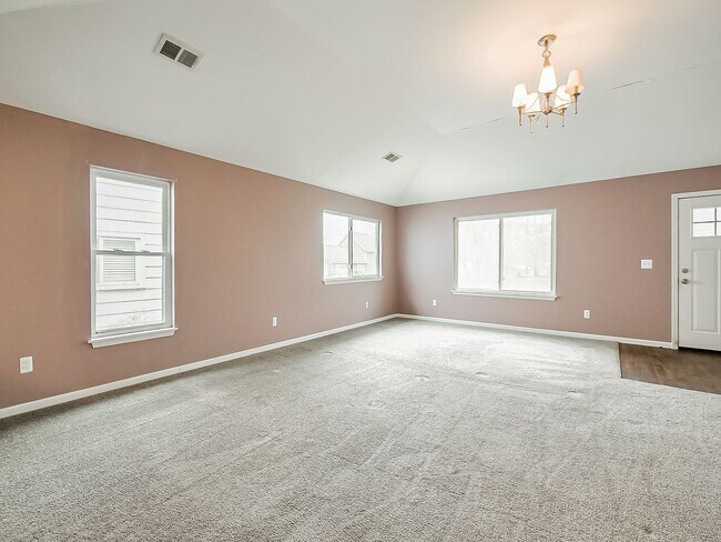 Building Photo - Lake Living at Its Finest in Keego Harbor!