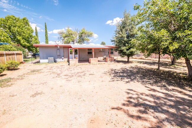 Building Photo - Updated and Charming 3 Bedroom, 2 Bath Hom...