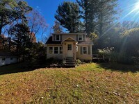 Building Photo - Charming 2 Bedroom Home