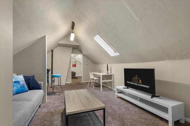 Building Photo - 340 E Clarence St