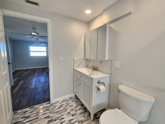 Building Photo - Annual Unfurnished 3 Bedroom 2 Bathroom Si...