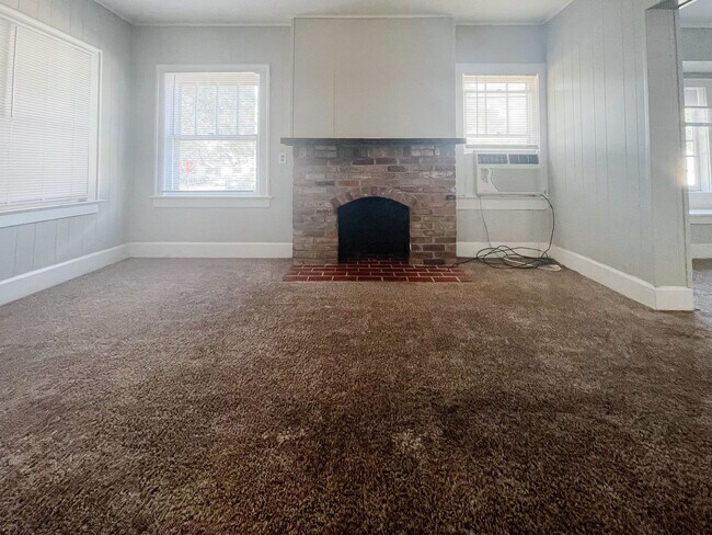 Building Photo - 2 bed House w/ Garage + Washer + Dryer in Unit