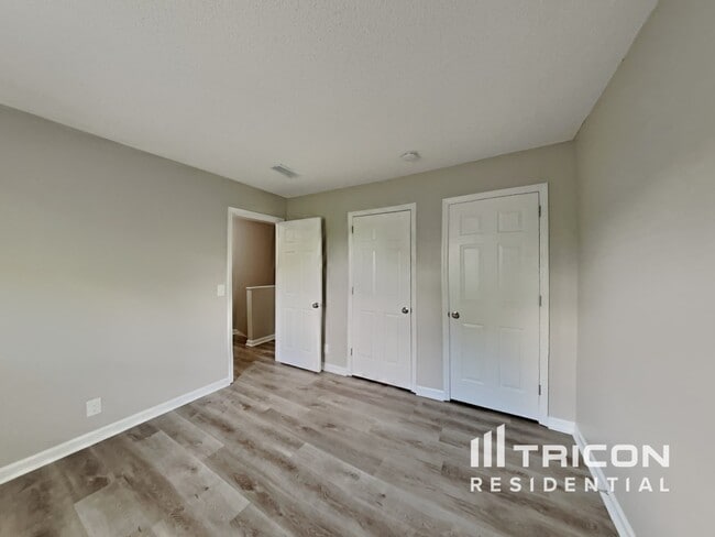 Building Photo - 5029 English Village Dr