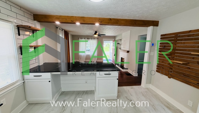 Building Photo - Show-stopping rental available!