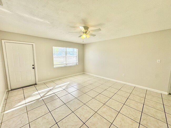 Building Photo - ** BONITA SPRINGS ** 2 BED / 1 BATH ** WES...