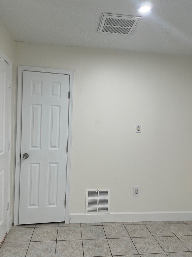 Building Photo - 10134 Kirkglen Dr