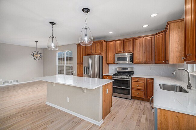 Building Photo - 4 bed/4 bath, Three Story Home Backing to ...