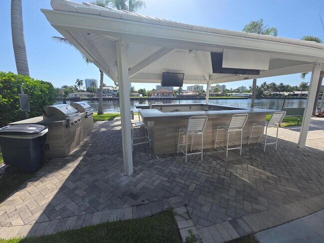 Building Photo - 6391 Bay Club Dr