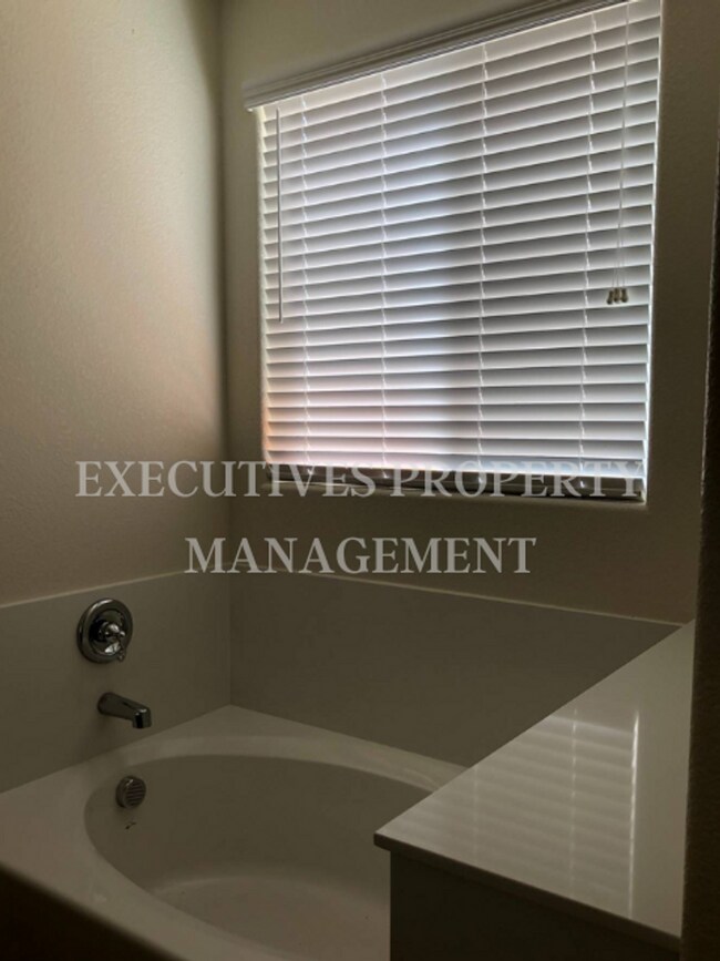 Building Photo - 1470 Woodbury Ct