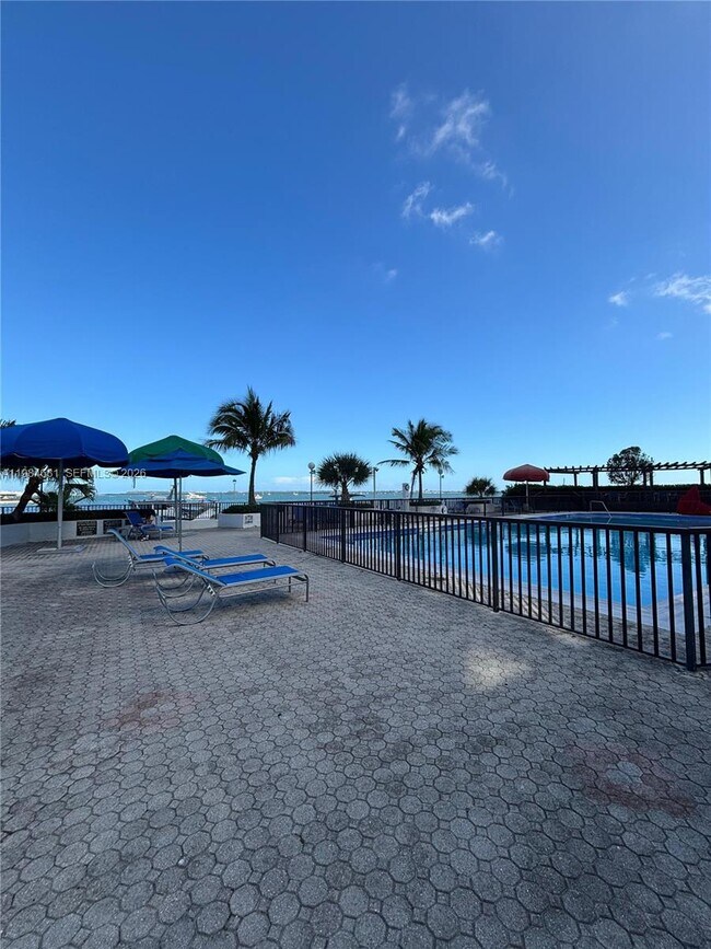 Building Photo - 999 Brickell Bay Dr