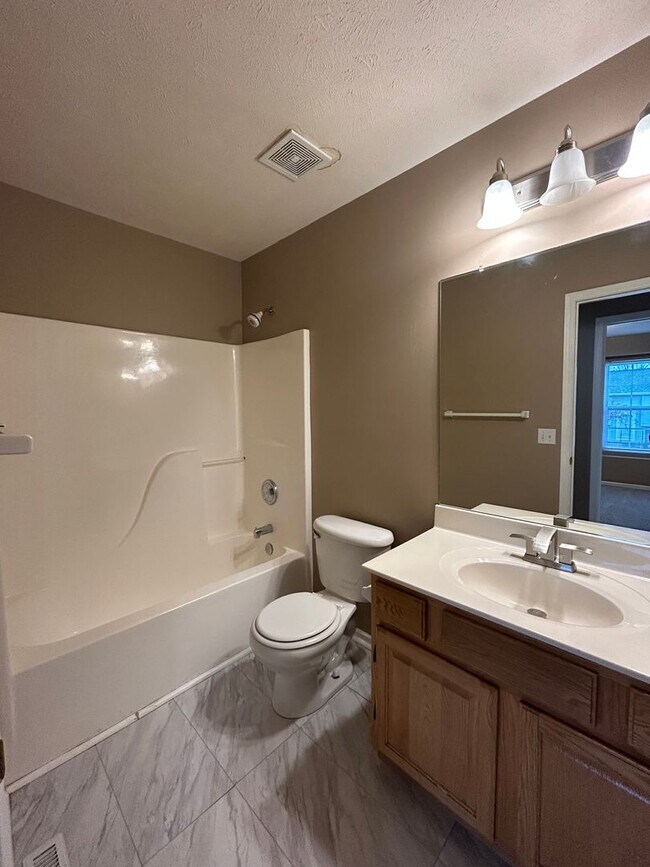 Building Photo - Spacious Split Level Living in Millard with a Backyard You’ll Love