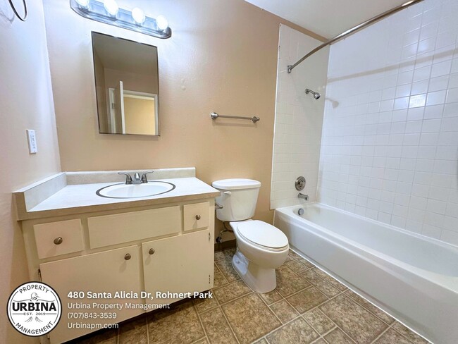 Building Photo - Charming 2-Bedroom Townhouse in a Prime Lo...