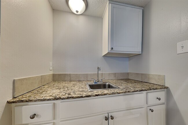 Building Photo - 13906 Rosetta Dr