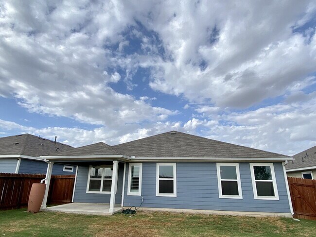 Building Photo - 4 bedroom + Office & Upgraded Garage!