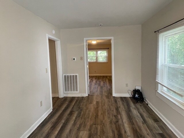 Building Photo - 2-bedroom 1 Bathroom