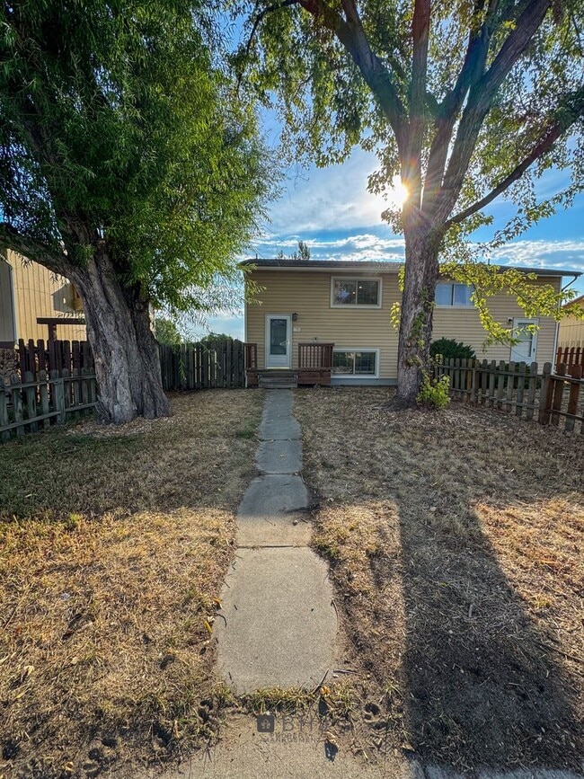 Building Photo - 3 Bedroom/ 1.5 Bath Townhouse for rent!