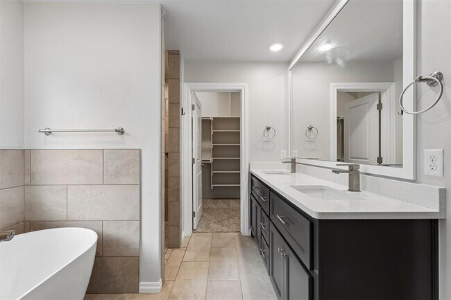 Building Photo - 16129 Villa Valeria Way