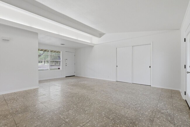 Building Photo - Prime North Central Location!