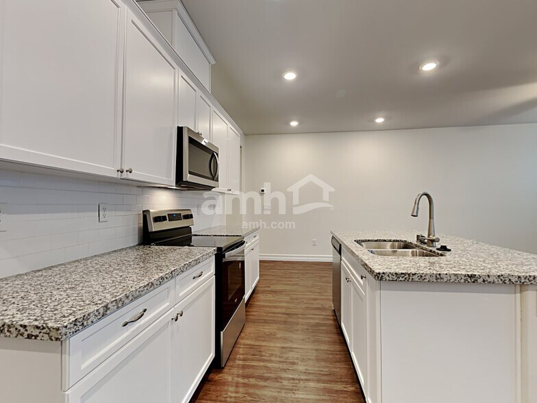 Building Photo - 5808 Petronius St
