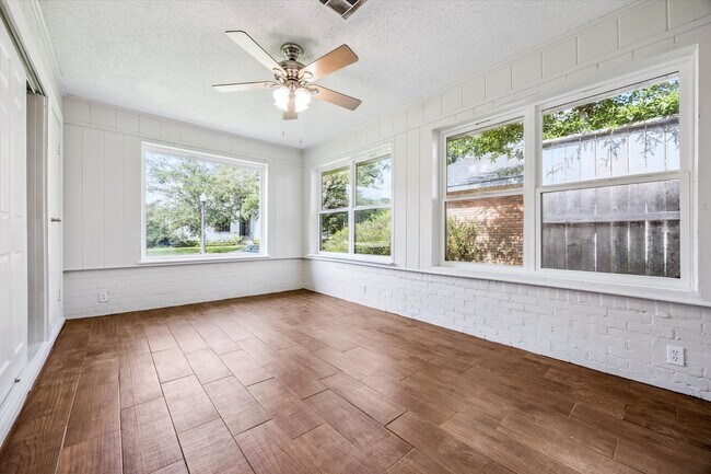Building Photo - 3607 Blue Bonnet Blvd