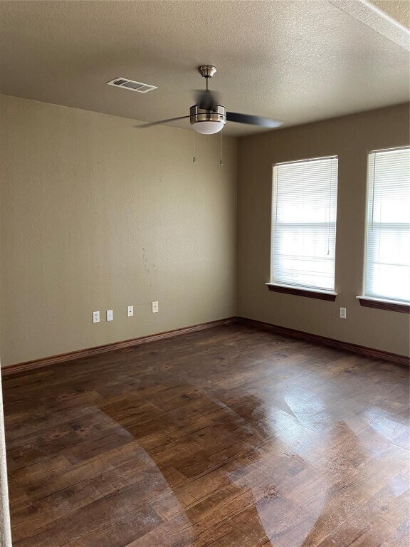 Building Photo - 10910 Shady Oaks Dr