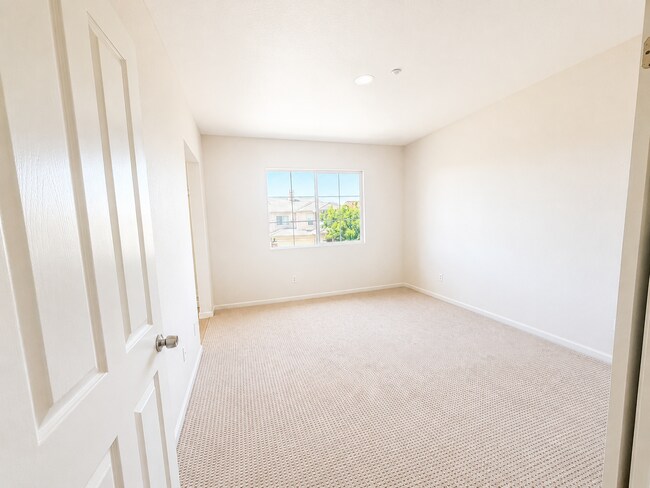 Building Photo - Beautiful Single Family 4 Bedroom Now Available!