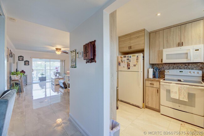 Building Photo - 6850 Royal Palm Blvd