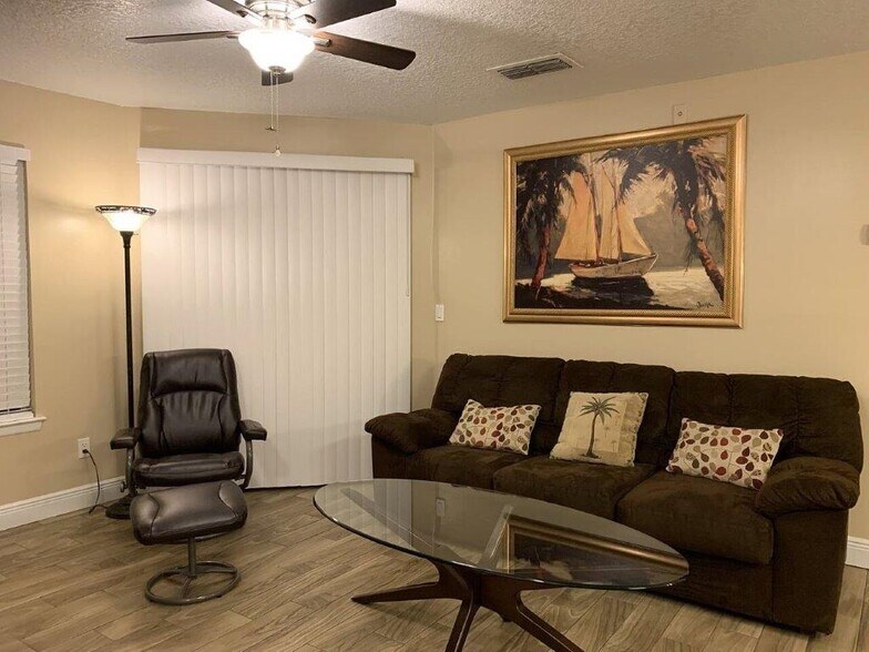 Living Room - 2612 Grassy Point Dr